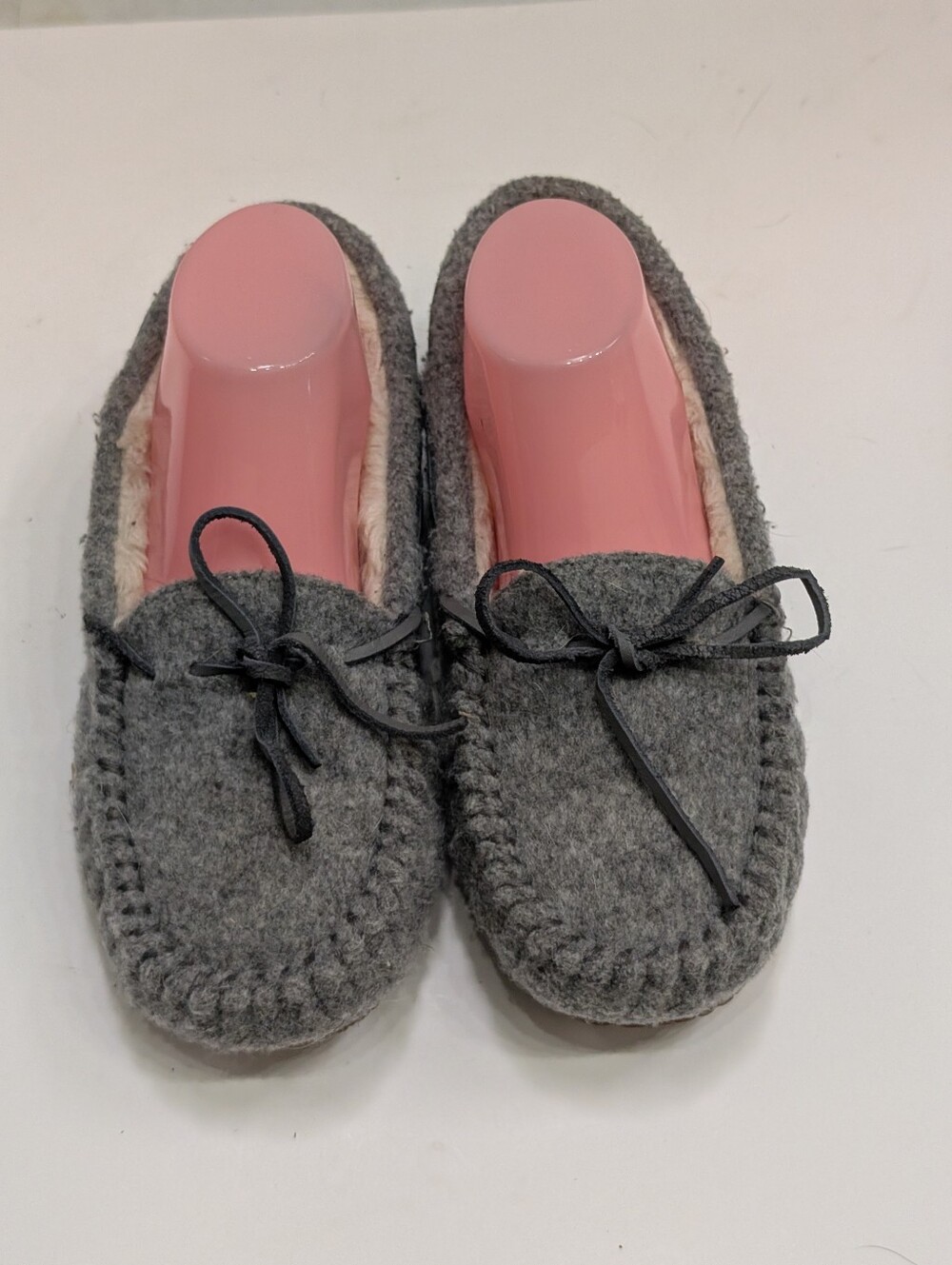 Minnetonka Women's 8 Gray Moccasin Slippers